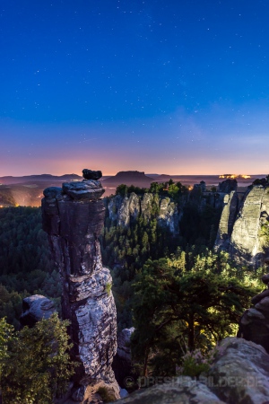 Wehlnadel bei Nacht.