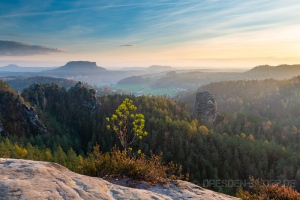 Feldsteine im Herbstlicht