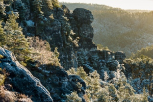 Feldsteine im Winterlicht