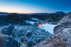 Feldsteine an einem Wintermorgen